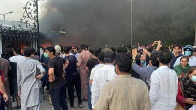 লাহোর ক্যান্টনমেন্টে কর্পস কমান্ডার হাউজের বাইরে অনেক বিক্ষোভকারী।