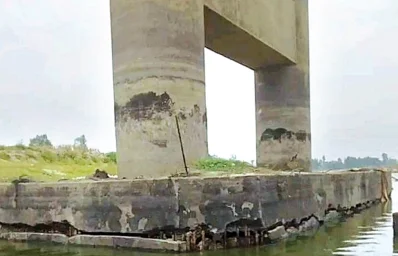 নুনদহ সেতুর নিচে পিলারব্যাচে বড় ফাটল। ছবি: ইত্তেফাক