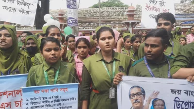 স্টুডেন্ট নার্সেস অ্যাসোসিয়েশন আয়োজনে চলে মানববন্ধর। ছবি: ইত্তেফাক 