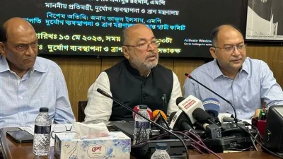 জরুরি সভায় দুর্যোগ ব্যবস্থাপনা ও ত্রাণ প্রতিমন্ত্রী মো. এনামুর রহমান। 