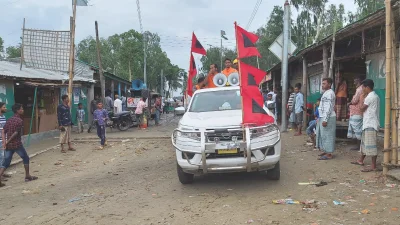 নিরাপদ আশ্রয়ে যেতে জেলা প্রশাসনের পক্ষে মাইকিং করছেন রেড ক্রিসেন্টের সিপিসি স্বেচ্ছাসেবক দল। ছবি: ইত্তেফাক