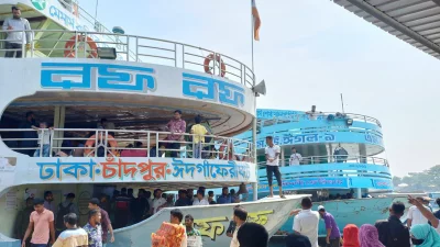 ঘাটে ঠায় দাঁড়িয়ে ঢাকাগামী একটি লঞ্চ। ছবি: ইত্তেফাক