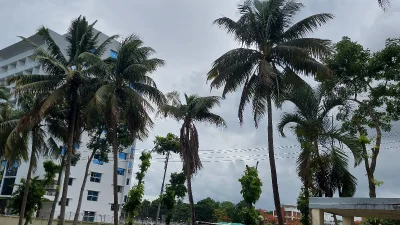 শুক্রবার সকাল প্রখর রোদ থাকলে বিকেল ৩টার পর থেকে বৃষ্টি শুরু হয়। ছবি: ইত্তেফাক 