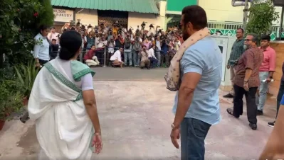 সাংবাদিকদের হাত নেড়ে কুশল বিনিময় করেন সালমান খান। ছবি: সংগৃহীত