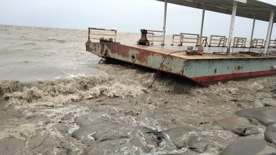হাতিয়ার নদীর তীরবর্তী এলাকায় আতঙ্ক বিরাজ করছে। ছবি: ইত্তেফাক 