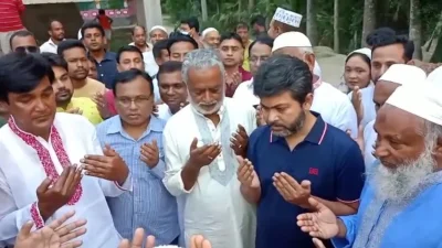 সড়ক উন্নয়ন কাজের উদ্বোধন করেন এমপি নিক্সন। ছবি: ইত্তেফাক 