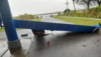 রাখাইন রাজ্যের থানদউয়ে বিমানবন্দরে ধসে পড়া ভবনের একাংশ