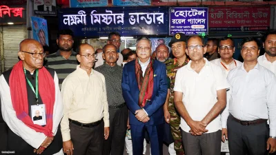 পাবনায় বাল্যকালের শৈশবের স্মৃতি রোমন্থনে বাল্যবন্ধুদের সঙ্গে লক্ষ্মী মিষ্টান্ন ভাণ্ডারে রাষ্ট্রপতি মো. সাহাবুদ্দিন। ছবি: ফোকাস বাংলা