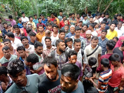 হত্যার ঘটনায় গ্রামের উৎসুক জনতা। ছবি: ইত্তেফাক