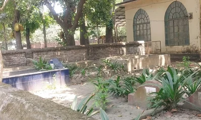 নায়ক ফারুকের পরিবারিক কবরস্থান। ছবি: ইত্তেফাক