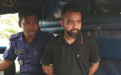 আত্মসমর্পণ প্রেমিকা সায়মার হত্যাকারী অনু। ছবি: ইত্তেফাক 