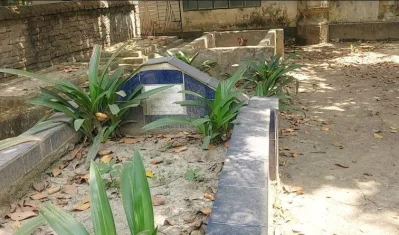 ফারুকের বাবার কবর, এর পাশেই দাফন হবে ফারুকের। ছবি:ইত্তেফাক