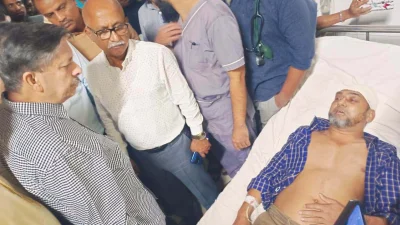 আহতদের দেখতে হাসপাতালে গেছেন আওয়ামী লীগের মনোনীত প্রার্থী আবুল খায়ের আব্দুল্লাহ সেরনিয়াবাত।ছবি: ইত্তেফাক 