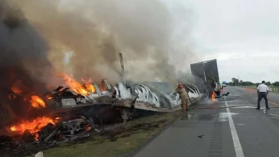 প্রাদেশিক রাজধানী সিউদাদ ভিক্টোরিয়া থেকে আধা ঘণ্টা দূরে দুটি গাড়ির মুখোমুখি সংঘর্ষ হয় এবং আগুন ধরে যায়।