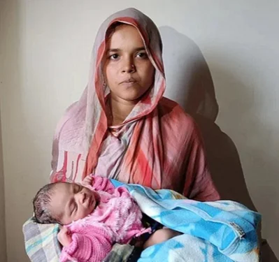সন্তান কোলে মা।