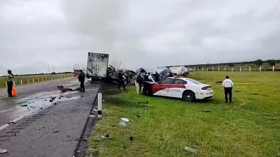 মেক্সিকোর উত্তরাঞ্চলীয় তামাউলিপাস প্রদেশের একটি মহাসড়কে একটি ট্রাক্টর ট্রেইলার ও একটি ভ্যানের মুখোমুখি সংঘর্ষ হয়।