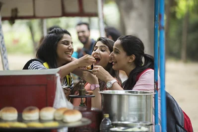 টক জাতীয় খাবার যেমন ফুচকা ও প্রচণ্ড ঝাল খাওয়া এড়িয়ে চলুন