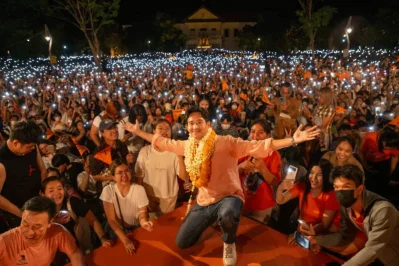 নির্বাচনী প্রচারণার সময় সমর্থকদের সাথে পিটা লিমজারাট।