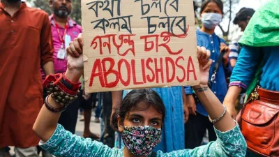 মত প্রকাশের স্বাধীনতার দাবিতে বাংলাদেশে অনেকে সোচ্চার হয়েছে।