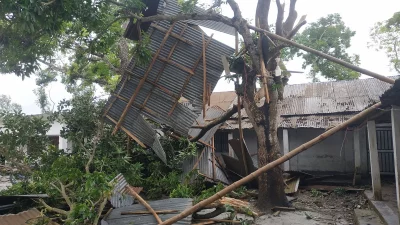 টর্নেডোর আঘাতে ক্ষতিগ্রস্ত ঘরবাড়ি। ছবি: ইত্তেফাক