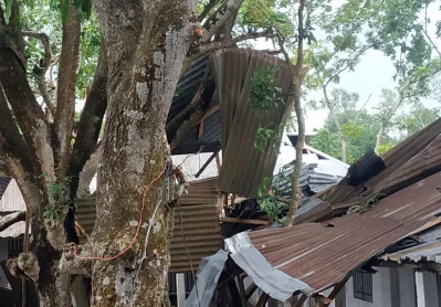 টর্নেডোর আঘাতে ক্ষতিগ্রস্ত ঘরবাড়ি। ছবি: ইত্তেফাক