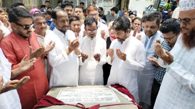উন্নয়ন কাজের ফলক উন্মোচন শেষে মোনাজাত করছেন নিক্সন চৌধুরীসহ অন্যরা। ছবি: ইত্তেফাক 