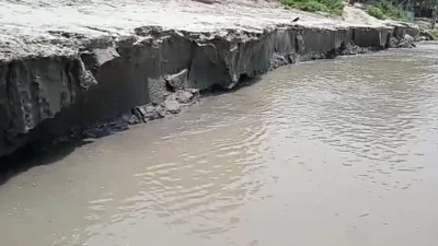 নদীর ভাঙনের ঝুঁকিতে সরিষাবাড়ী-ভুয়াপুর-ঢাকা মহাসড়ক।ছবি: ইত্তেফাক