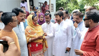 নগদ অর্থ বিতরণ করেন এমপি নিক্সন চৌধুরী। ছবি: ইত্তেফাক