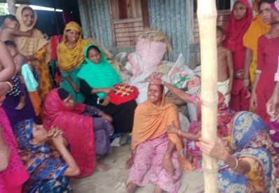 নিহত কৃষক আউয়ালের বাড়িতে স্বজনদের আহাজারি। ছবি: ইত্তেফাক