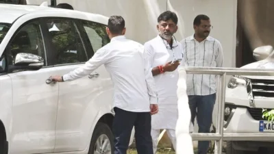 বুধবার সোনিয়া গান্ধীর সঙ্গে দেখা করে বেরিয়ে আসছেন ডিকে শিবকুমার