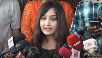 ডিবি কার্যালয়ে কথা বলেন নোবেলের সাবের স্ত্রী সালসাবিল মাহমুদ। ছবি: সংগৃহীত