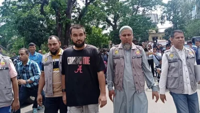 সকালে গায়ক নোবেলকে ডিবি কার্যালয়ে নিয়ে আসা হয়। ছবি: সংগৃহীত