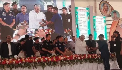স্বরাষ্ট্রমন্ত্রীর হাতে অস্ত্র জমা দিয়ে আত্মসমর্পণ করেন চরমপন্থীরা। ছবি: ইত্তেফাক