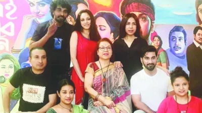 হাতে আকাঁ ব্যানারের সামনে ছবির কলাকুশলীরা
