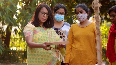 শিক্ষার্থীদের নির্দেশনা দিচ্ছেন অধ্যাপক জয়নাব ফারুকী আলী। ছবি: সংগৃহীত