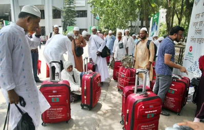 পর্যায়ক্রমে ঢাকা ছাড়ছেন হজযাত্রীরা। ছবি: ফোকাস বাংলা