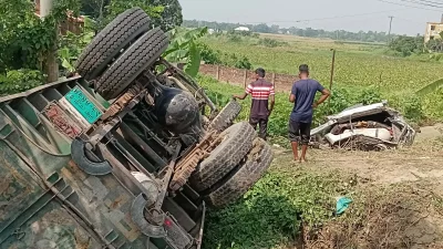 মহাসড়কে পাশে উন্টো যাওয়া ট্রাক পেছনে দুমড়ে মুচড়ে যাওয়া মাইক্রোবাস। ছবি: ইত্তেফাক