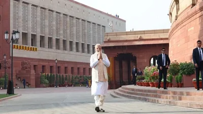 ভারতের নতুন সংসদ ভবনের সামনে দেশটির প্রধানমন্ত্রী নরেন্দ্র মোদি। ছবি: এএনআই