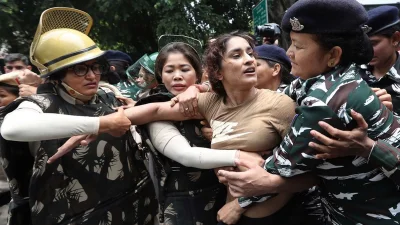 ভারতে নিপীড়নের বিরুদ্ধে বিক্ষোভ থেকে নারী অলিম্পিক কুস্তিগীর আটক। ছবি: সংগৃহীত