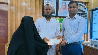 নিহত হাসান মোড়লের অন্ধ মা মাহমুদা বেগমের হাতে চেক তুলে দেওয়া হচ্ছে 