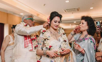 নতুন স্ত্রী রূপালী বড়ুয়ার সঙ্গে আশিস বিদ্যার্থী। ছবি: সংগৃহীত