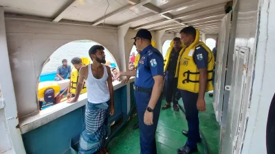 পদ্মায় অভিযান চালিয়ে শতাধিক শ্রমিককে আটক করে নৌ পুলিশ। ছবি: ইত্তেফাক 