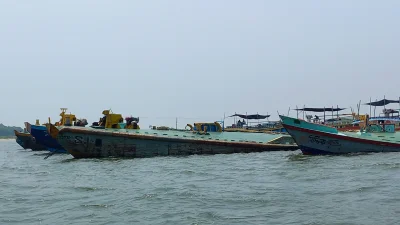 অবৈধ বালু উত্তোলনের সংবাদ পেয়ে অভিযান চলাকালে নৌ পুলিশ। ছবি: ইত্তেফাক 