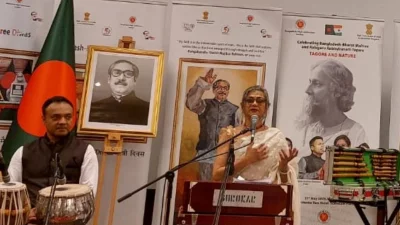রবীন্দ্র জয়ন্তী উদযাপন অনুষ্ঠানে রবীন্দ্রনাথের কবিতার ইংরেজি অনুবাদ আবৃত্তি করেন অভিনেত্রী শম্পা রেজা। সৌজন্য ছবি 