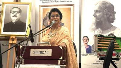 অনুষ্ঠানে গান পরিবেশন করেন রবীন্দ্র গবেষক রেজওয়ানা চৌধুরী বন্যা। সৌজন্য ছবি 