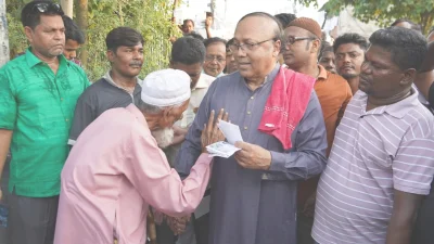 রাজশাহীতে গণসংযোগ করছেন সরকার দলীয় মেয়র প্রার্থী এএইচএম খায়রুজ্জামান লিটন। ছবি: ইত্তেফাক
