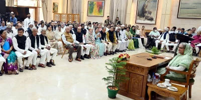 প্রধানমন্ত্রী শেখ হাসিনা সোমবার গণভবনে আওয়ামী লীগ ও সহযোগী সংগঠনের বিভিন্ন পর্যায়ের নেতাকর্মীদের সঙ্গে মতবিনিময় করেন। ছবি: ফোকাস বাংলা