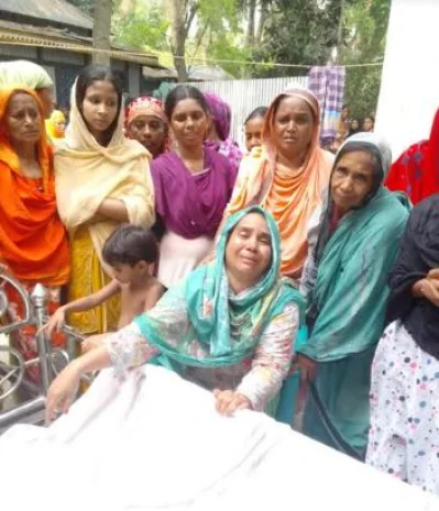 নিহত স্কুলছাত্রী হাবিবার স্বজনদের আহাজারি। ছবি: ইত্তেফাক