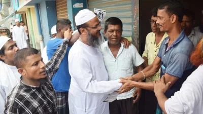 ১০নম্বর ওয়ার্ড বরফকল এলাকায় প্রচারণাকালে হাতপাখা প্রতীকের প্রার্থী মুফতী ফয়জুল করীম।ছবি: ইত্তেফাক