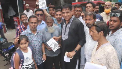 প্রচারণা করেছেন লাঙল প্রতীকের প্রার্থী ইকবাল হোসেন তাপস। ছবি: ইত্তেফাক 
